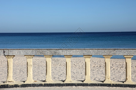 简单的突尼斯苏塞传统海滨度假胜地Sousse的前台和海滩镇采取图片