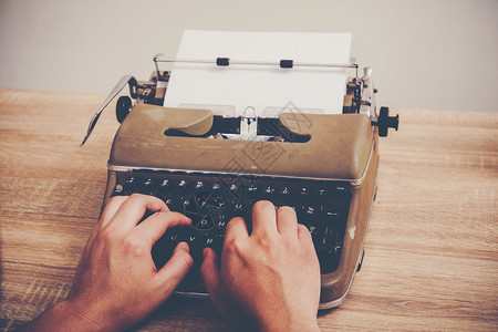 故事信息手打在木制桌上的老式打字机写图片