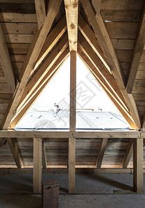 建造住房新筑中的木梁束框架图片