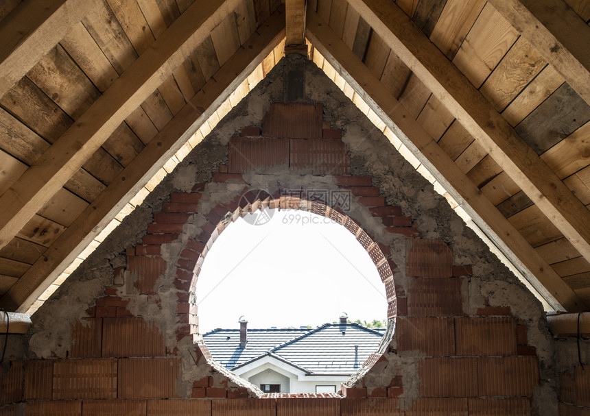 框架屋顶木制的新建筑房中木梁束图片