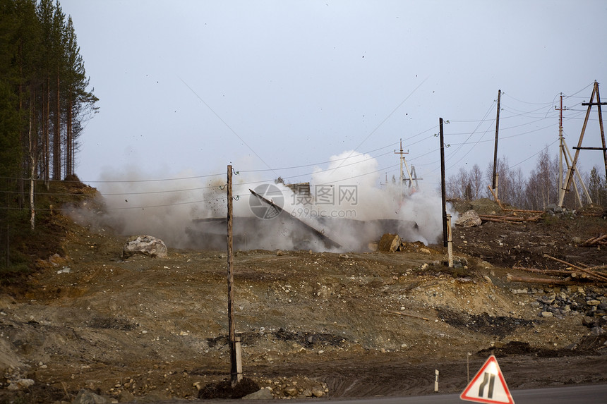 雷抽烟修筑道路的持久作业爆炸发生时间10月3日石头图片
