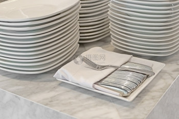 刀餐厅自助线上的叉和空白板餐巾图片