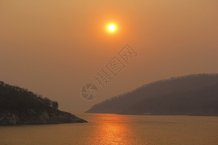 环境云河流上美丽的日落自然背景为大水图片