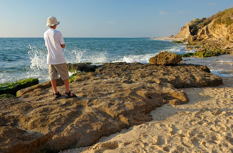 绿松石跑步岩以色列地中海岸边的男孩子在以色列的地中海岸图片