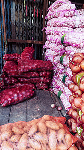 健康食物大蒜和沙洛特的堆叠在市场上花园图片