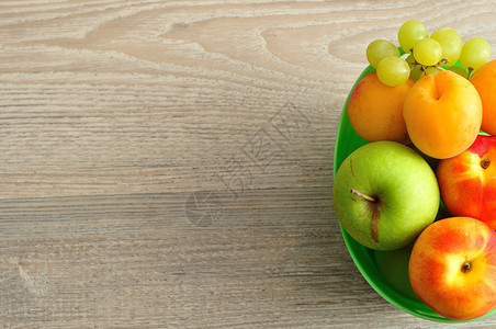 绿色塑料桶中各种水果的品苹葡萄饮食图片