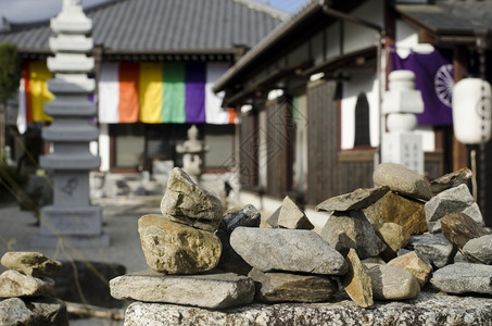 老的建造日本寺庙前的小石头日本寺庙前墙上的石头屋背景图片