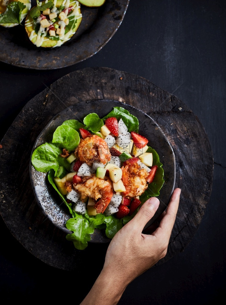 美味的饭新鲜健康虾沙拉和深底水果上的蔬菜餐厅黑暗的莴苣图片