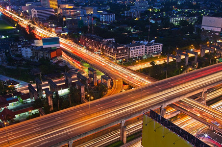 泰国公路和交通以及城市的高速交通夜间清晨车泰国公路和通接触插头条纹图片