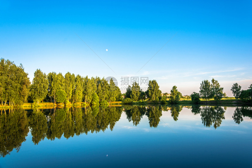 安静的俄罗斯美丽一个小湖在宁静的夏天夜晚与树木和月亮反射在水中图片