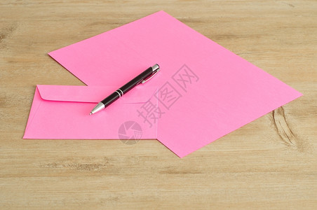 粉红纸和带笔的信封交货一种邮政图片