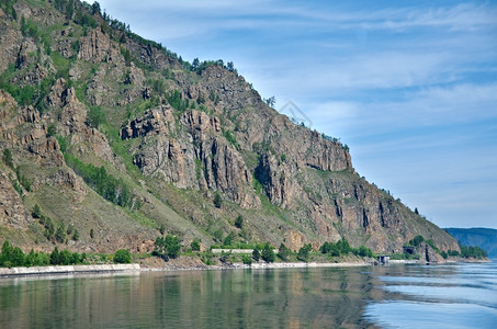 Baikal湖沿岸的CircumBaikar铁路阳光旅行俄语背景图片