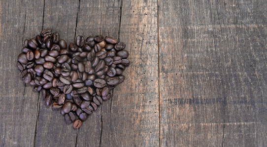 以咖啡豆制成的心形图片
