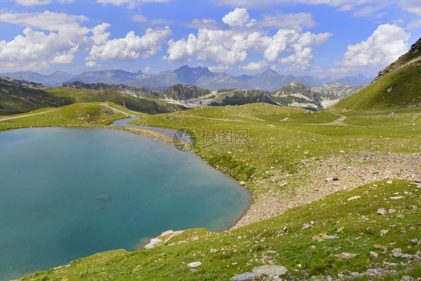 法国高山风景秀丽的湖泊高山自然湖泊环境噪声顶峰图片
