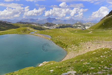 法国高山风景秀丽的湖泊高山自然湖泊环境噪声顶峰图片