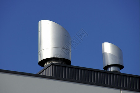 金属的管通风排气孔位于大楼屋顶上在套管高清图片