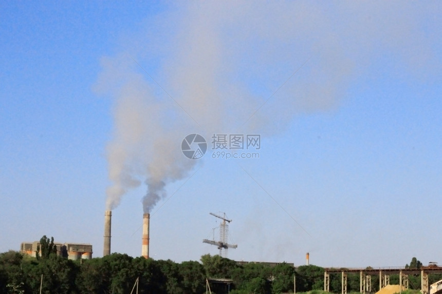 蒸汽植物水泥厂的烟堆夏季风景工业的图片