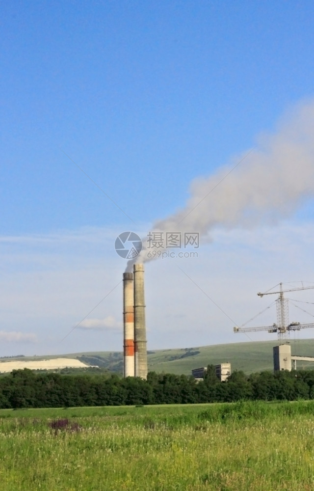 蔚蓝工厂水泥的烟堆夏季风景工业的图片