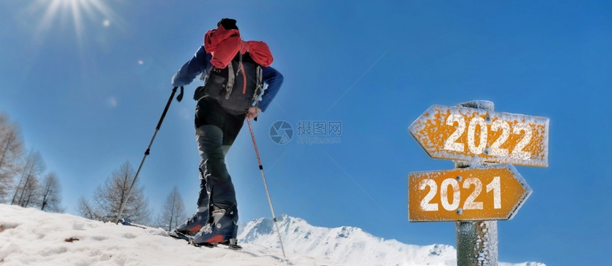 假期写在20年的一篇文章上与位男子起前往滑雪地和阳光灿烂的山上旅行巡回演出方向图片