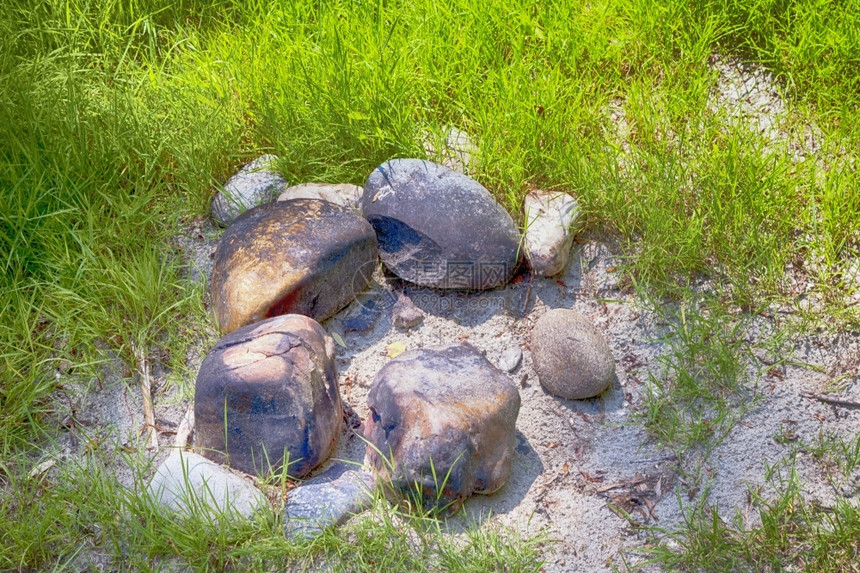 草地上带石块的壁炉Hdr水平图像热结石烤箱图片