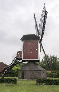 自然木制的荷兰Heel村的dutch磨坊叫做辛特林德风图片