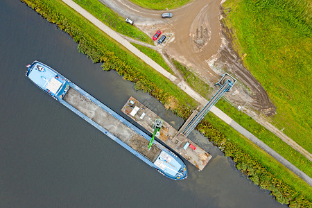 从荷兰农村卸沙的货船向空中上方发射的一弹天线建造工业的图片