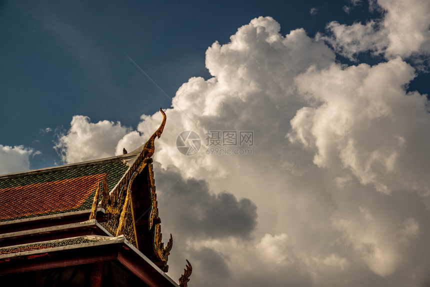 泰国曼谷2019年月27日泰神庙的屋顶以及寺庙端的壁炉在美丽阳光下收受佛教徒白色的图片