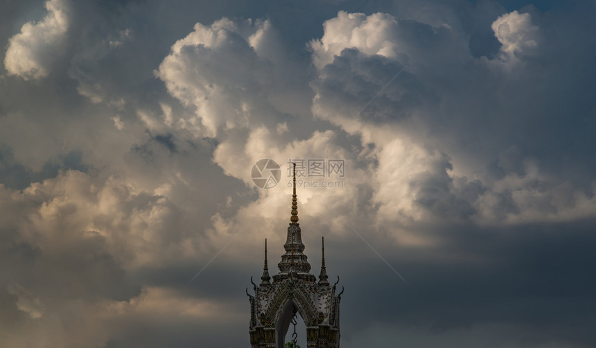 山墙十月泰国曼谷2019年月27日泰神庙的屋顶以及寺庙端的壁炉在美丽阳光下收受艺术图片
