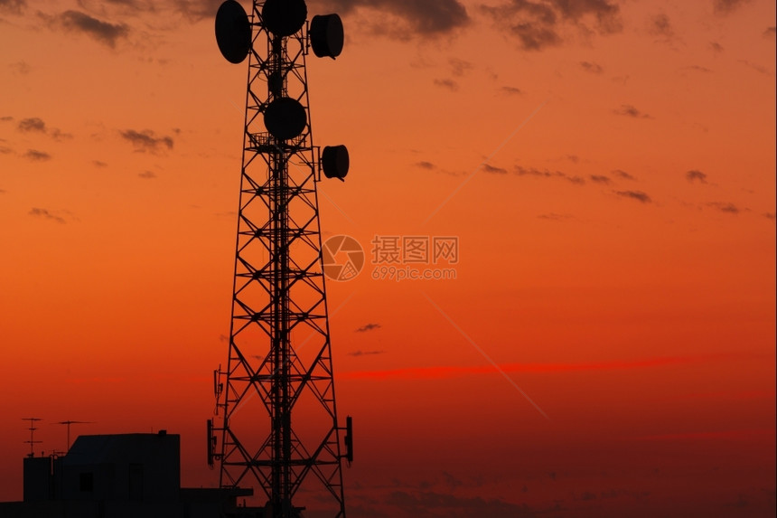 结构体广播日落天空背景的电信塔结构T蜂窝图片