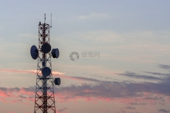 轮廓日落天空背景的电信塔结构T传送技术图片