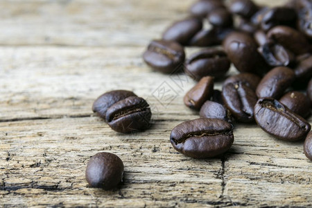 木板上的咖啡豆背景图片
