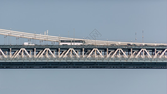 在皇后区和曼哈顿之间穿越桥的汽车和公交建筑学辆公共汽图片
