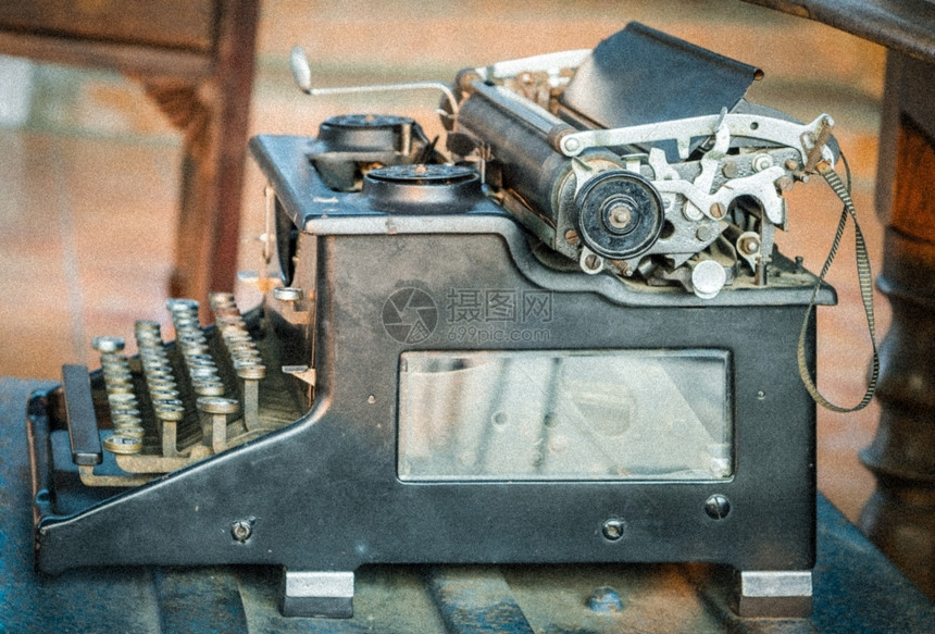 具有古老音调的旧打字机加谷物和噪音字母机器钥匙图片