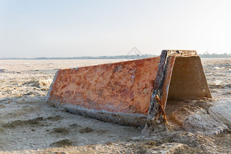 帕利卡拉斯海咸在纳卡盐湖岸的在盐湖岸用剥油漆关闭金属物件背景图片