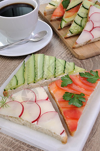 早餐杯子种类蔬菜三明治的品种在配咖啡的桌上加一杯咖啡的桌边图片