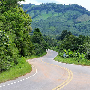 景观沥青具有热带绿林的农村道路曲线爬坡图片