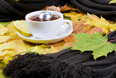 秋冬热茶和秋叶图片
