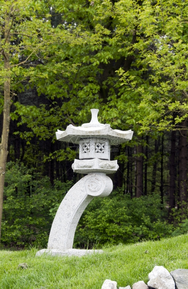 绿草和日本花园装饰品平静的分支传统图片