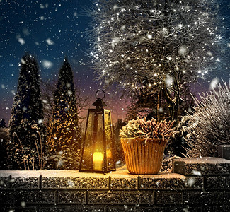 在第一个雪秋冬花园的圣诞灯笼第一冬天晚上图片