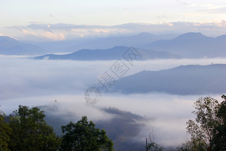 山丘被雾气笼罩图片