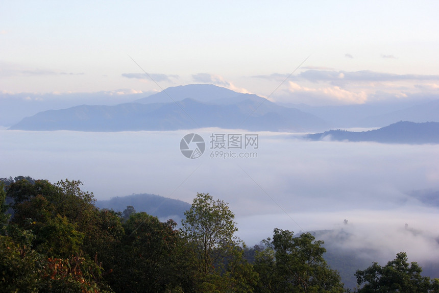 清晨薄雾的山丘图片