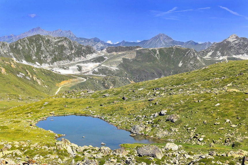 法国风景高山脉观岩石草原上有一个小湖旅游图片