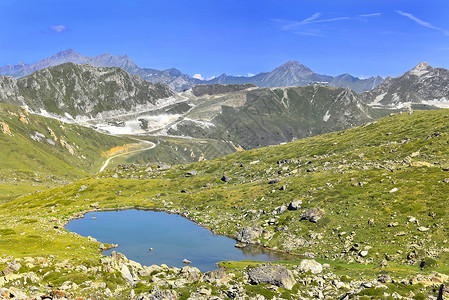法国风景高山脉观岩石草原上有一个小湖旅游图片