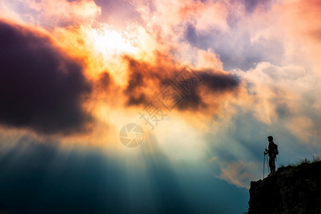 高山上的光明太阳岩石上帝射线图片