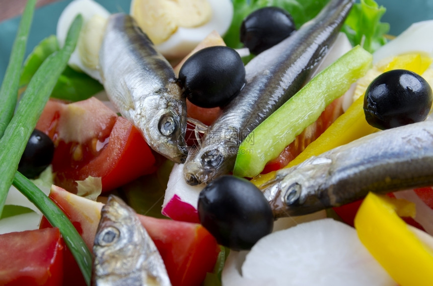 鳀鱼勺子内花沙拉包括西红柿金鱼煮硬鸡蛋尼花橄榄和装有蝴蝶的凤尾鱼饮食图片