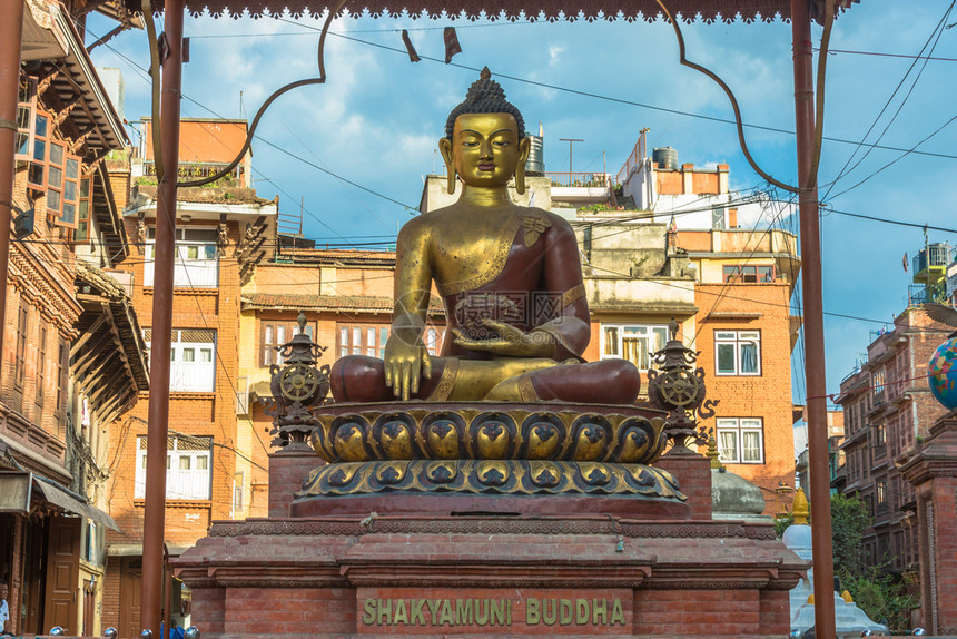冥想在尼泊尔加德满都的一座高石圣殿上的大佛像亚洲人雕图片