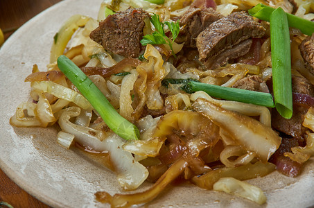 蒙古牛肉蛋卷烹饪亚洲传统菜类盘子顶视图洋葱菜肴凉拌卷心图片