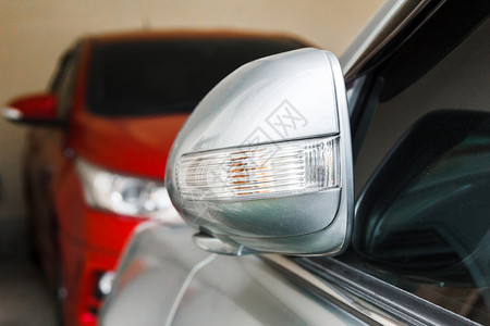 现代的安全明亮灰色汽车侧面镜子背景红色汽车图片