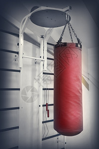 健身房踢沙袋包健身房红色皮革打拳袋在健身馆的一条链子上打红皮拳袋设计图片