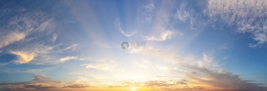日落云与橙色太阳全景图片